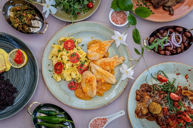 talerze z różnymi potrawami